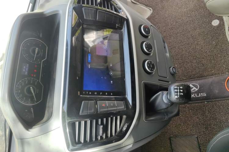 Used SAIC MAXUS Xintu V80 2018 2.5T 6-Speed Manual Aoyuntong Short Wheelbase Mid-Height 5-6 Seater
