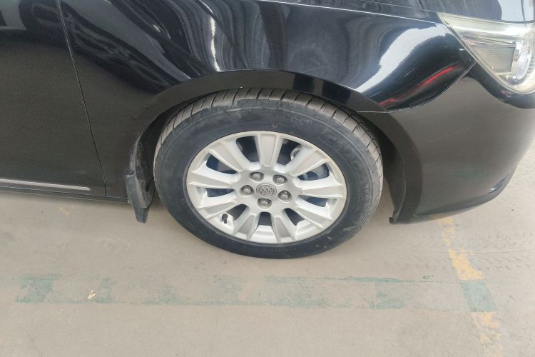 Used Buick LaCrosse 2013 2.4L SIDI Elite Comfort Version Right Front Wheel Hub