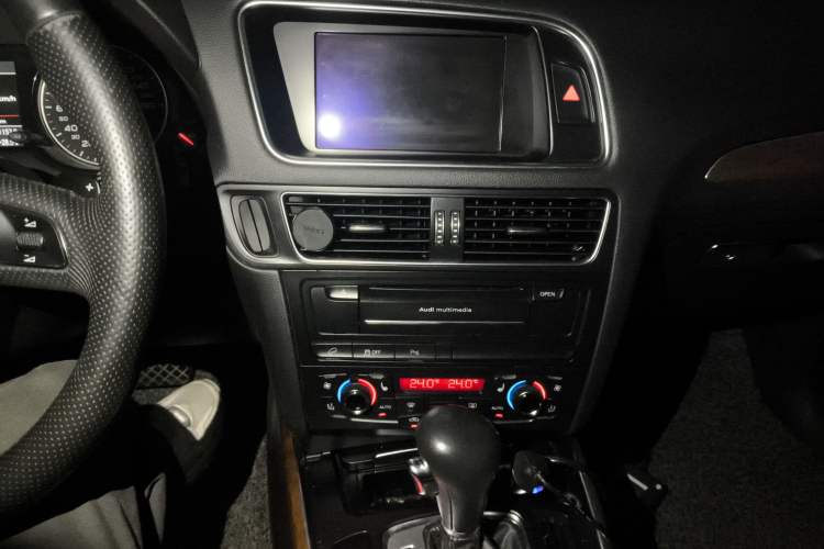 Used Audi Q5 2010 3.2 FSI Sport Edition Audio And AC Panel