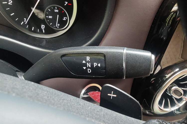 Used Mercedes-Benz Vito 2020 2.0T Elite Version 7 Seats Gear Lever