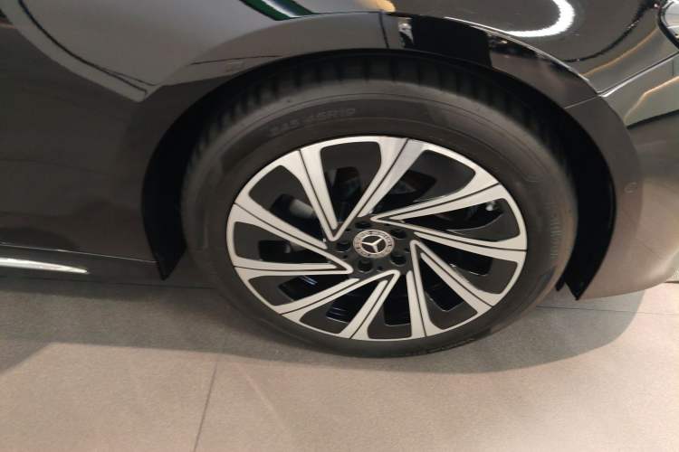 Used Mercedes-Benz E-Class 2024 E 300 L Luxury Model Right Front Wheel Hub