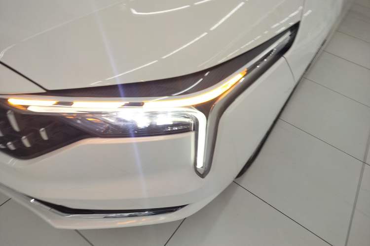 Used Bestune B70 2022 Third Generation 1.5T Automatic Enjoyment Version Left Front Headlight