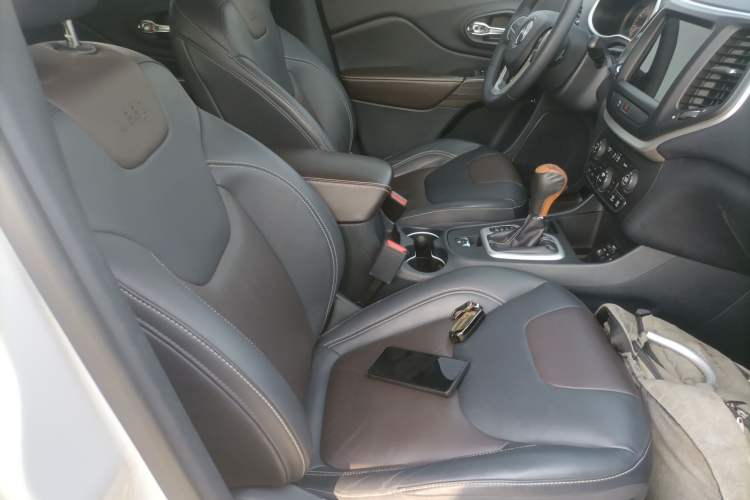 Used Jeep Cherokee 2016 2.4L Leading Smart Version Right Front Seat