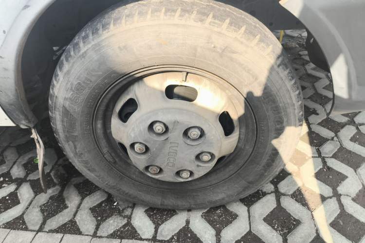 Used Iveco Daily 2017 2.5T A35 Passenger Van 5-7 Seats Model 47Z5 Right Front Wheel Hub