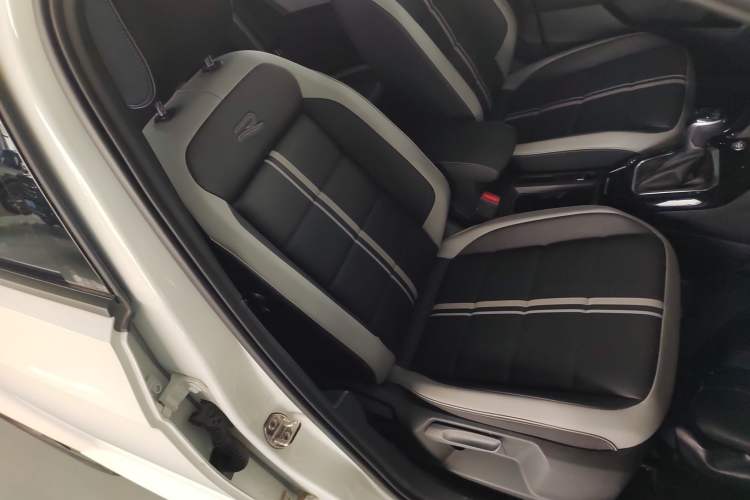 Used Volkswagen T-ROC 2024 300TSI DSG Two-Wheel-Drive Chen Guang Edition Right Front Seat