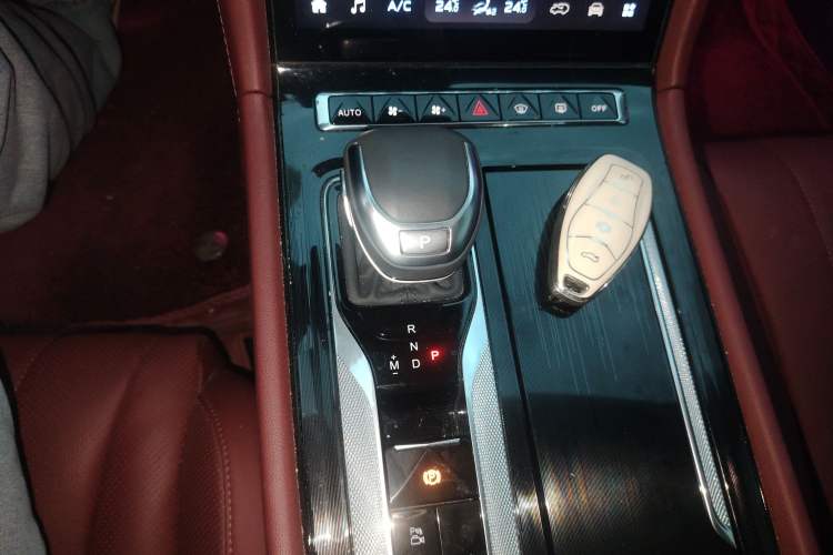 Used Hongqi H5 2024 2.0T Automatic Smart Connect Flagship Edition Gear Lever