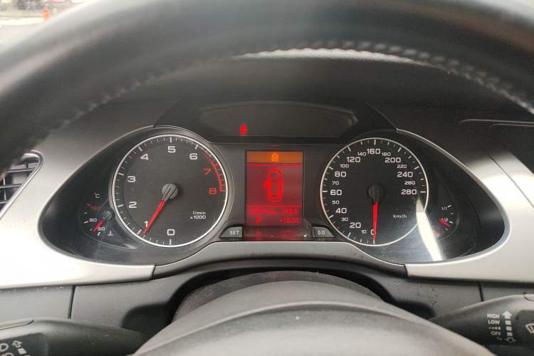 Used Audi A4L 2012 2.0 TFSI automatic Comfort trim level Instrument Cluster