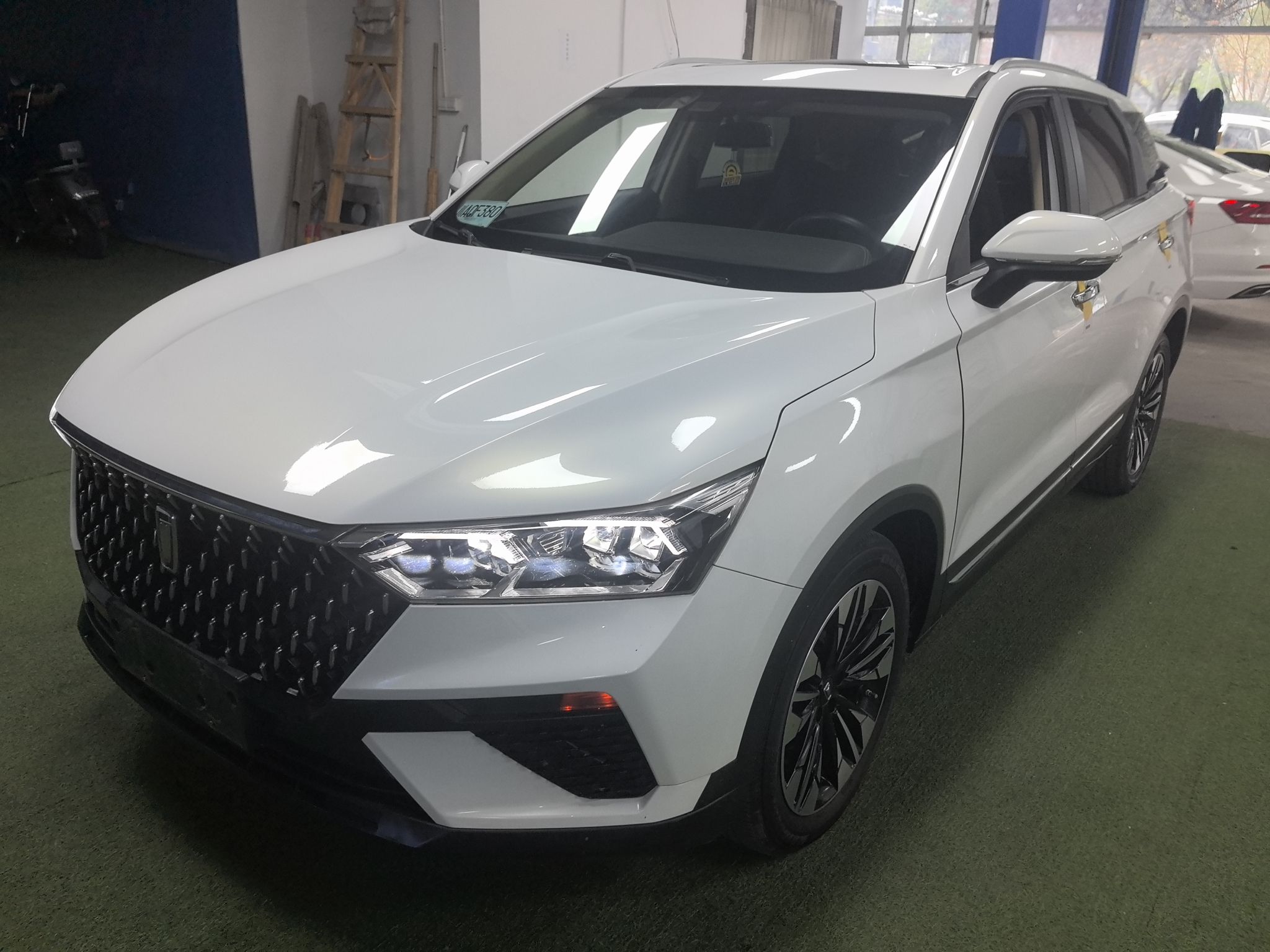 تحت مقدمة السيارة