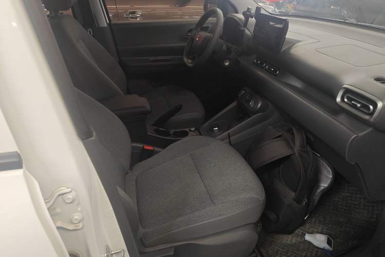 Used Wuling Hongguang New Energy 2024 All-Electric Model 300KM Standard Version Right Front Seat