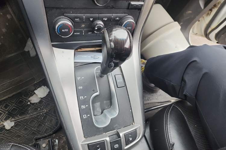 Used Chevrolet Captiva 2014 2.4L 4x4 Flagship Edition 7 Seats Gear Lever