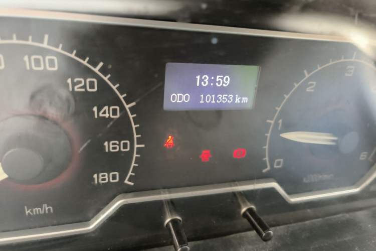 Used SAIC MAXUS Xintu V80 2016 2.5T Manual Aoyuntong National IV Short Wheelbase Mid-Roof 6-Seater