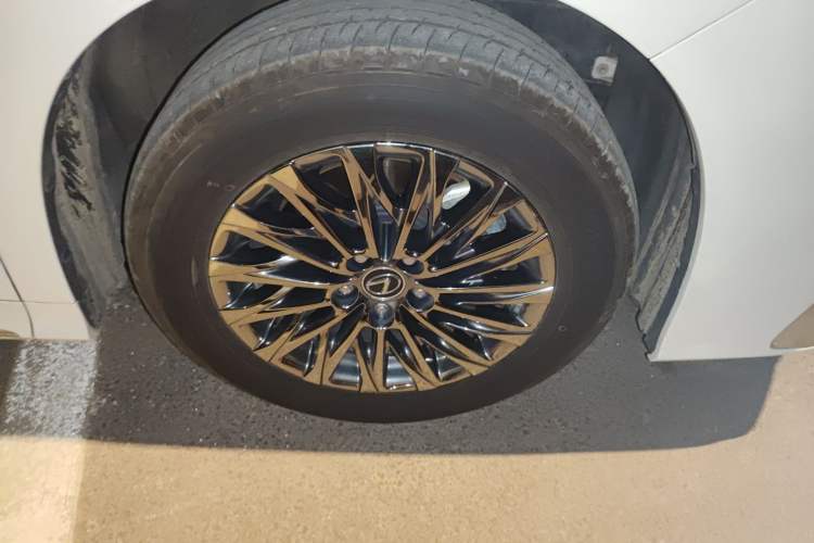 Used Lexus LM 2020 300h Four-Seat Grand Edition Right Front Wheel Hub