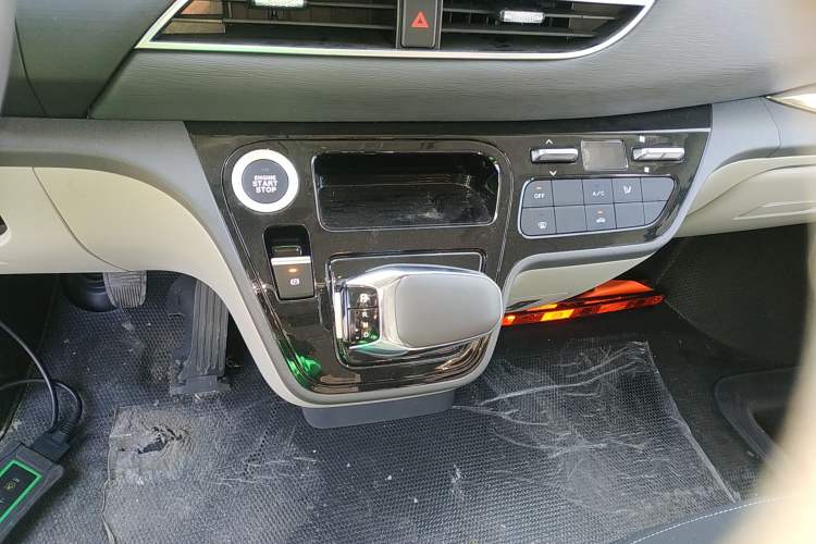 Used Sinotruk Pioneer V 2024 Multi-Function Edition 2.0T Automatic Mid-Roof with Central Axle
