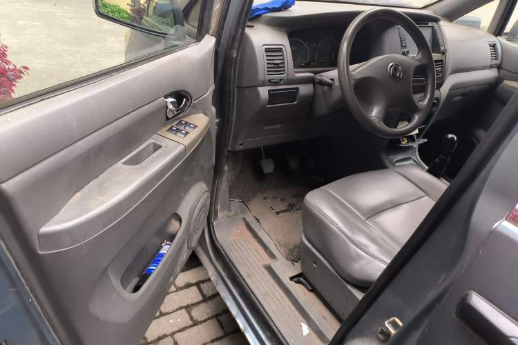 Used Dongfeng Shuaike 2013 Revised Version 1.5L Manual Comfort Trim 7 Seats China IV Standard
