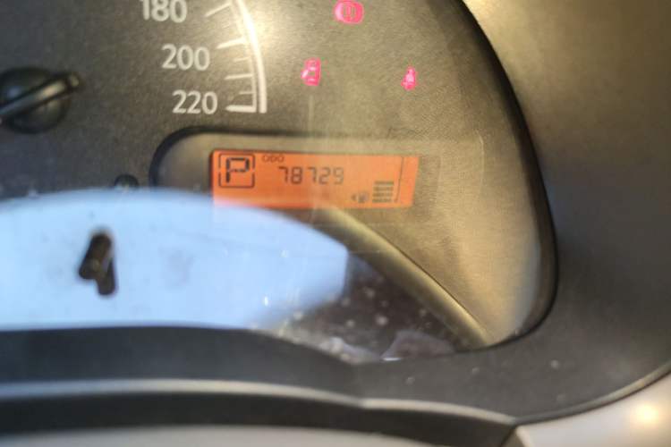 Used Nissan Sunny 2015 1.5XE CVT Master Edition Odometer Close Up