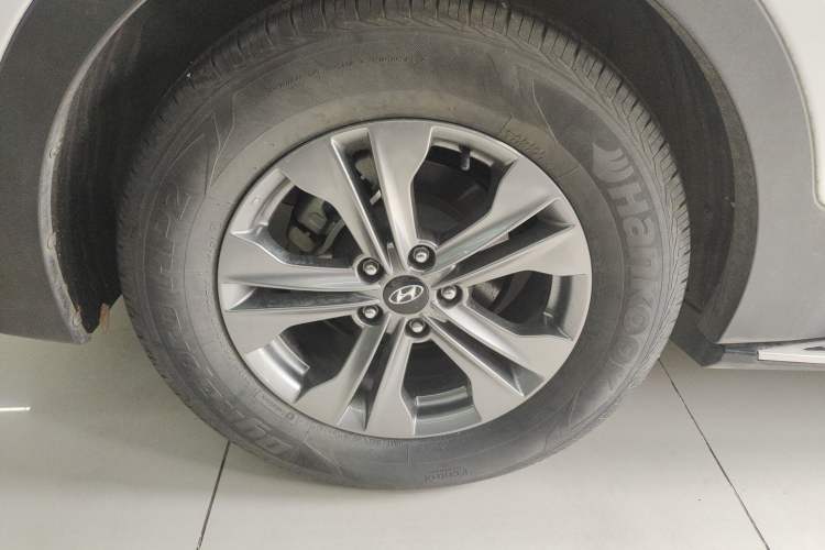 Used Hyundai Santa Fe 2015 2.0T Automatic Two-Wheel Drive Smart Version 5 Seats Right Rear Wheel Hub