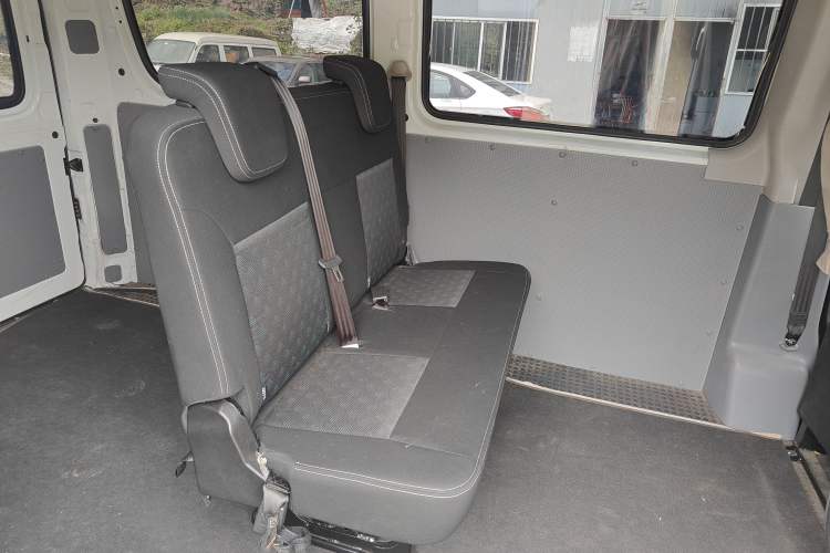 Used SAIC MAXUS Xintu V80 2025 Value Edition Aoyuntong 2.0T Manual Short Wheelbase Mid-Height 127 Ps 5/6 Seats Left Rear Seat