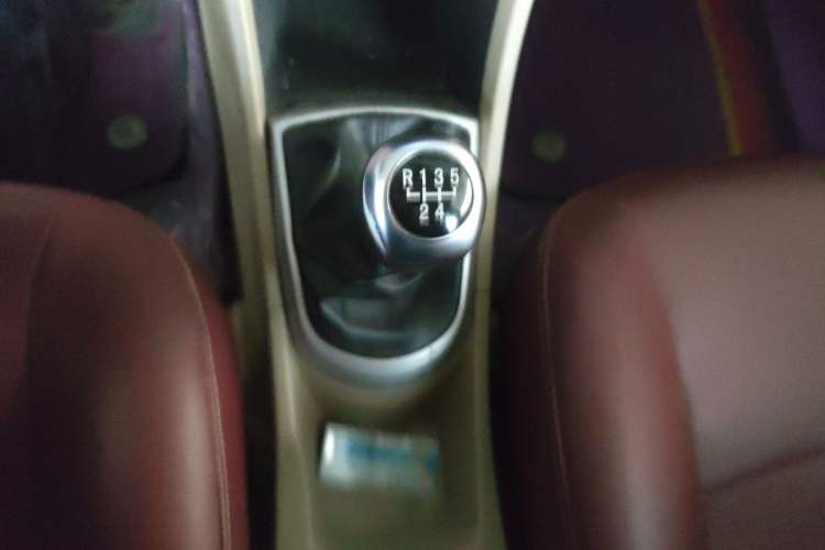 Used Hyundai Verna (older generation) 2010 Sedan 1.4L Manual Comfort GS Gear Lever