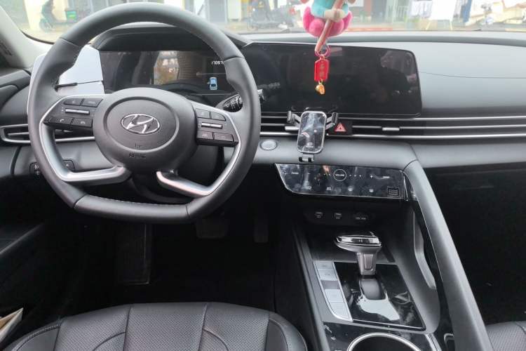 Used Hyundai Elantra 2022 1.5L CVT LUX Prestige Edition
