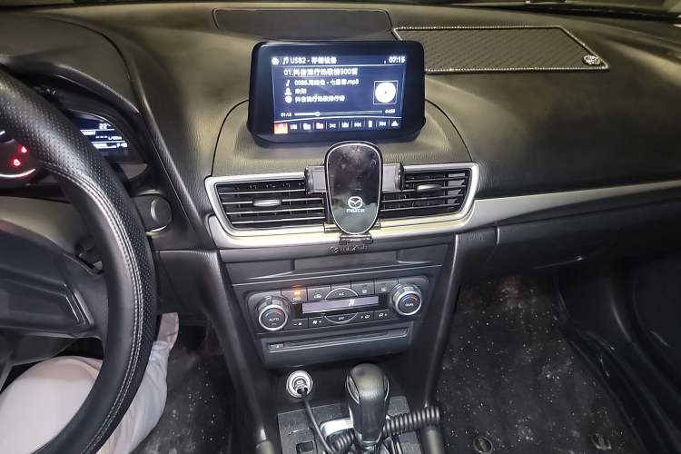 Used Mazda 3 Axela 2019 Cloud-Controlled Sedan 1.5L Automatic Luxury Model China VI Standard Audio And AC Panel