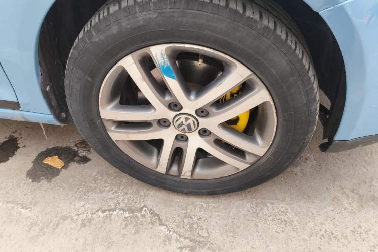 Used Volkswagen Sagitar 2009 1.6L Automatic Comfort Edition Right Front Wheel Hub