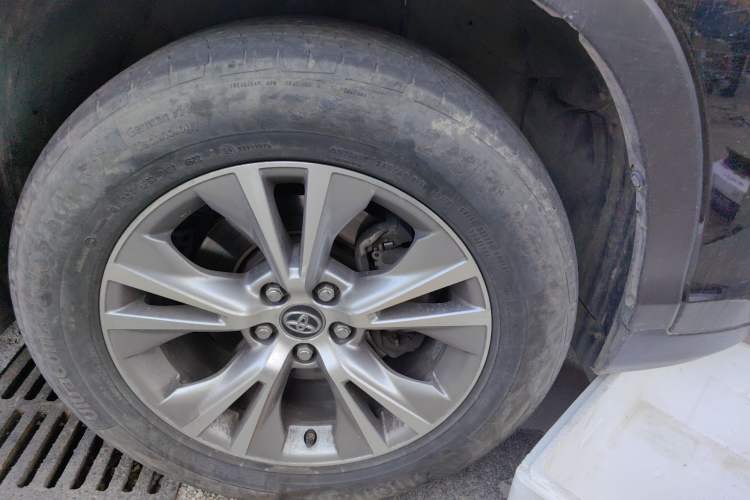 Used Toyota Highlander 2018 2.0T Four-Wheel Drive Elite Edition 7 Seats China VI Standard Right Front Wheel Hub