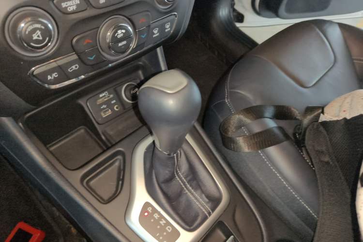 Used Jeep Cherokee 2020 2.0L Two-Wheel Drive Classic Sports Edition Gear Lever