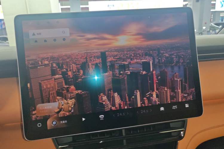 Used Geely Galaxy LEVC L380 2024 140-Degree 8-Seater Four-Wheel Drive Max Audio And AC Panel