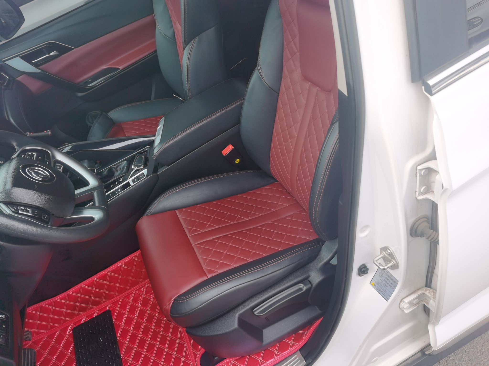 Переднее сиденье в автомобиле