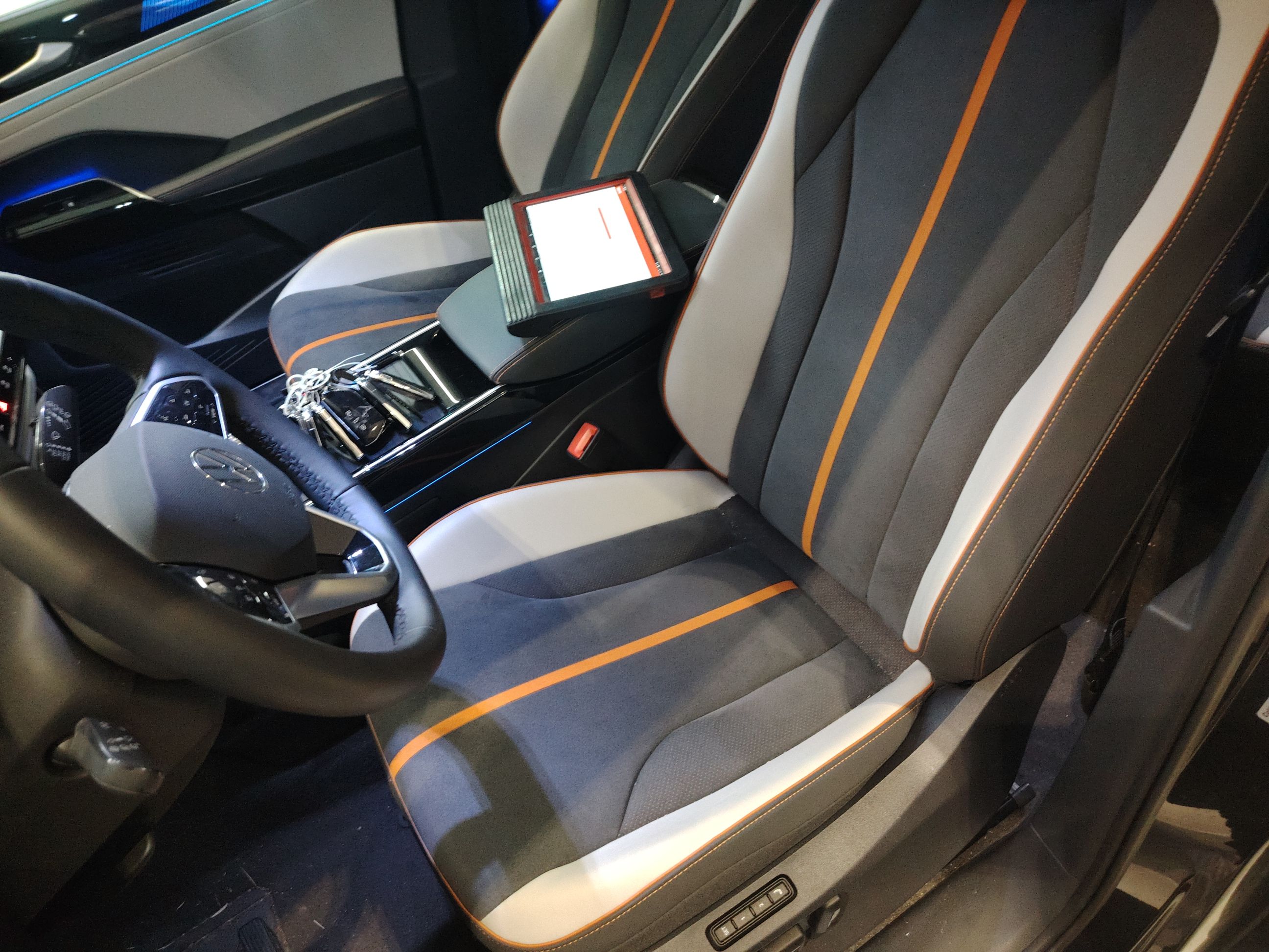 المقاعد الأمامية داخل السيارة