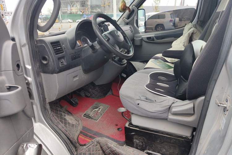 Used Dongfeng Yufeng 2018 2.5T Logistics Vehicle A100 Long Wheelbase High Roof 5-9 Seater China V Emission Standard ZD25 Driver Seat