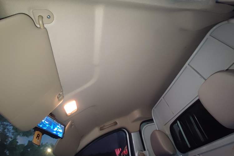 Used Wuling Hongguang V 2022 1.5L Jingqu Edition Enclosed-Window Vehicle with Electric Power Steering LAR Headliner