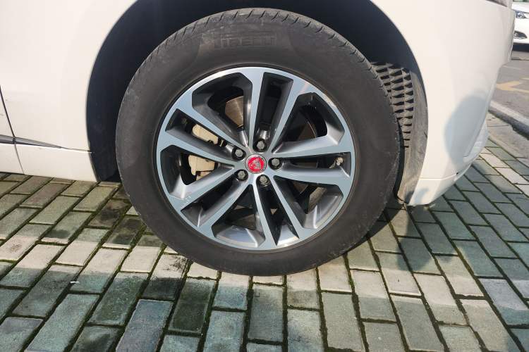 Used Jaguar F-PACE 2018 Restyled 2.0T All-Wheel-Drive R-Sport Sport Edition Right Front Wheel Hub