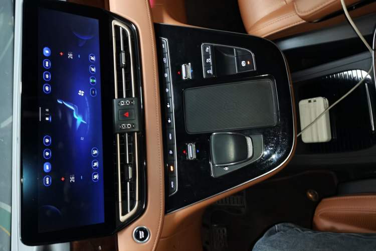 Used Hongqi HQ9 2023 2.0T Smart Connect Flagship Edition Audio And AC Panel