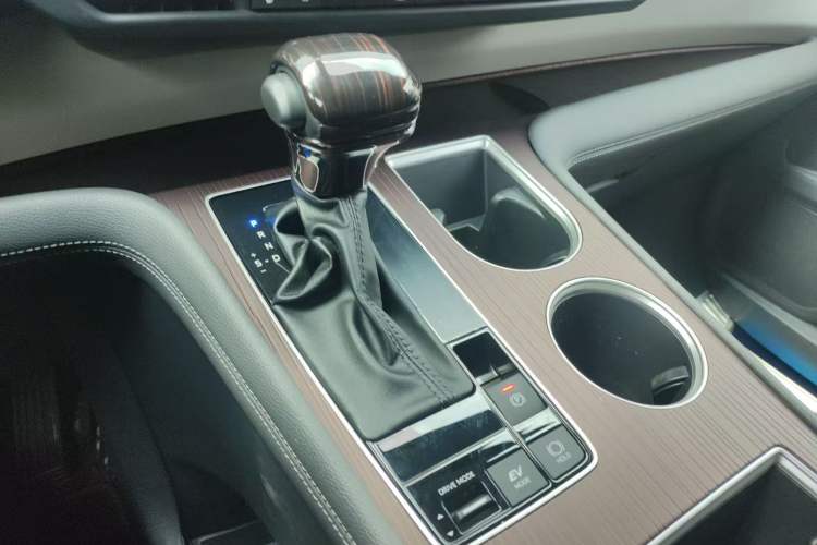 Used Toyota Granvia 2023 2.5L Hybrid Luxury Edition