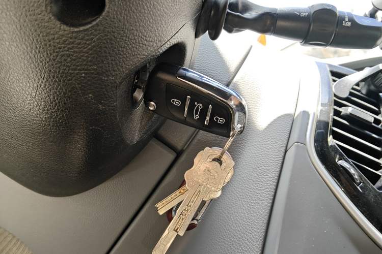 Used SAIC MAXUS Xintu V80 2023 2.0T AMT Classic Aoyuntong Short Wheelbase Ultra-Low Roof 7/8/9-Seater