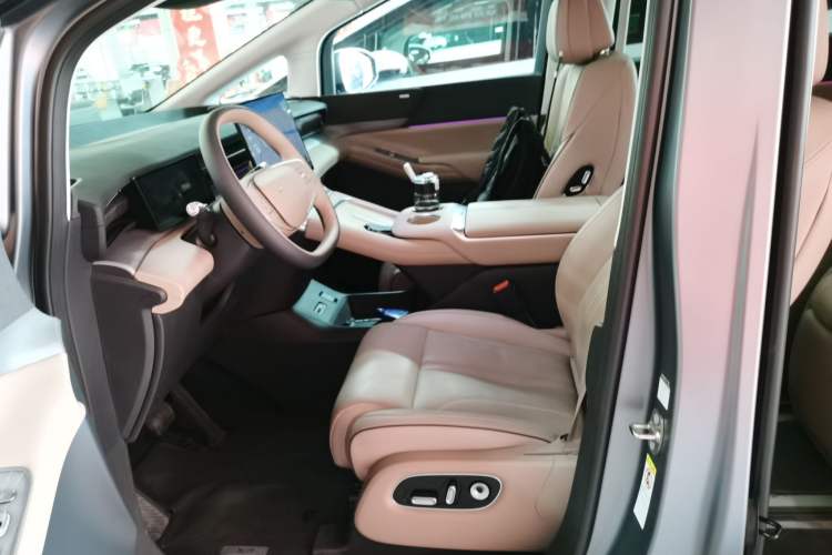 Used XPeng X9 2025 740 Ultra-Long Range Max Left Front Seat