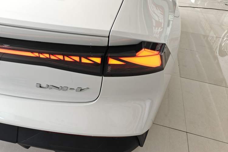 Used CHANGAN UNI-V 2022 1.5T Prestige Version Right Rear Taillight