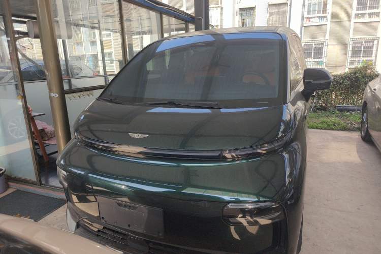 Used Geely Galaxy LEVC L380 2024 140-Degree 6-Seater All-Wheel-Drive Ultra Front