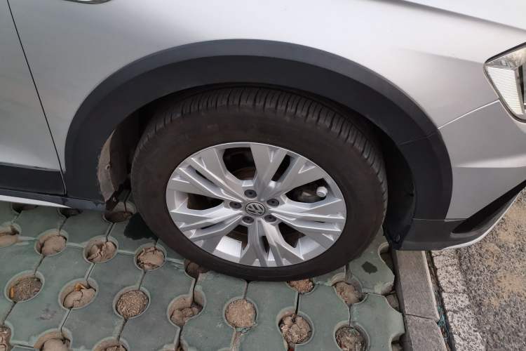 Used Volkswagen C-TREK 2017 1.6L Automatic Comfort Model Right Front Wheel Hub