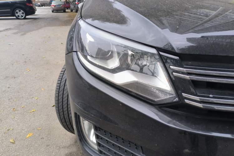 Used Volkswagen Tiguan 2013 2.0 TSI Automatic All-Wheel Drive Luxury Edition Right Front Headlight