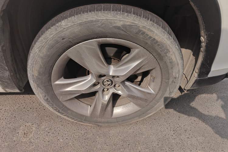 Used Toyota Highlander 2017 2.0T Four-Wheel Drive Luxury Edition 7 Seats Right Front Wheel Hub