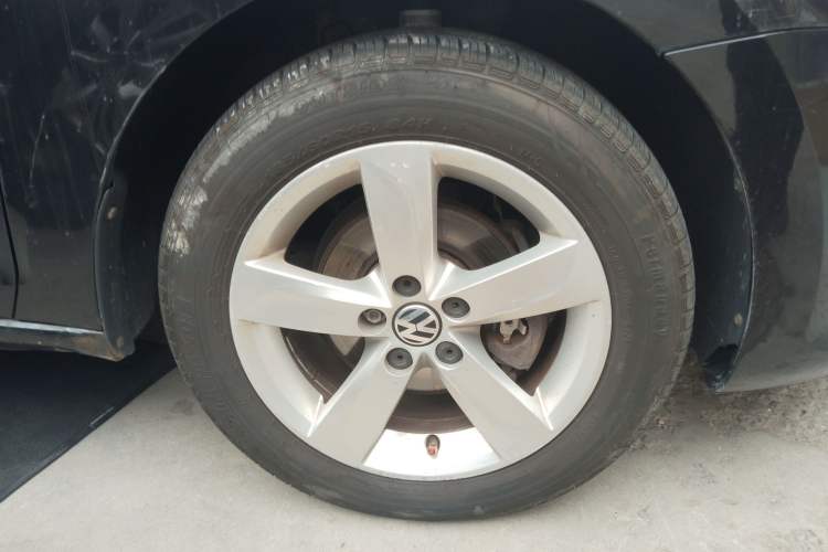 Used Volkswagen Santana 2013 1.6L Automatic Comfort Edition Right Front Wheel Hub