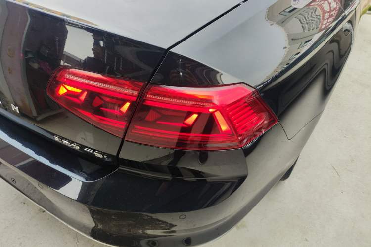 Used Volkswagen Magotan 2020 280TSI DSG Leading Edition Right Rear Taillight