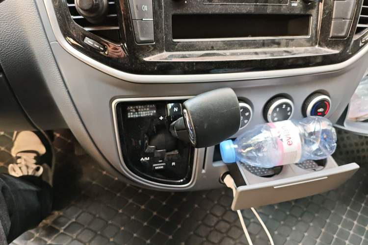 Used SAIC MAXUS Xintu V80 2023 2.0T AMT Classic Aoyuntong Short Wheelbase Ultra-Low Roof 5/6-Seater