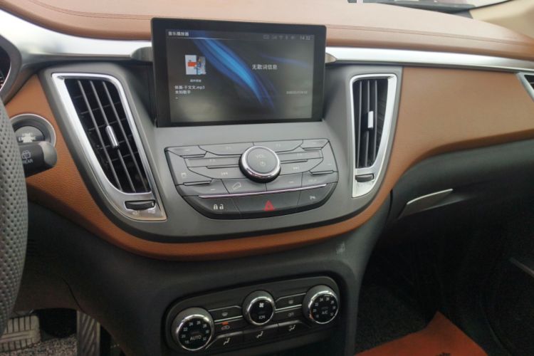 Used Soueast DX7 2015 1.5T Automatic Luxury Model Audio And AC Panel