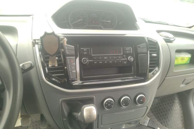 Used SAIC MAXUS Xintu V80 2021 2.0T Manual Classic Aoyuntong Short Wheelbase Ultra-Low Roof 5/6-Seater Audio And AC Panel