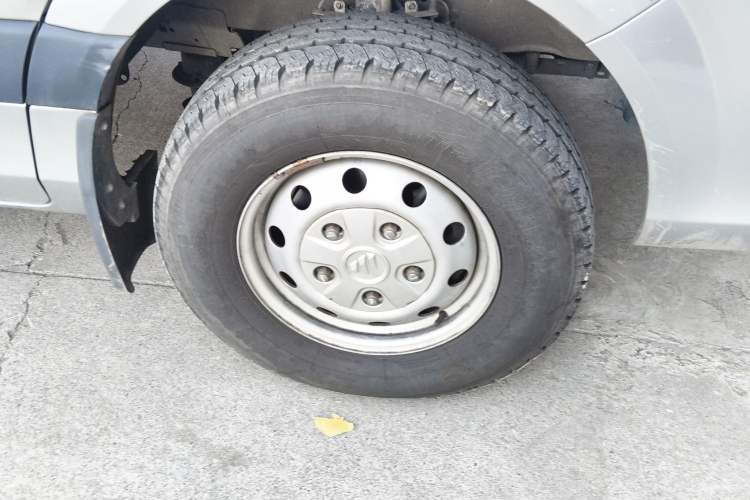 Used Foton Toano 2023 Joy Elephant Multi-Function 2.0T Manual Long-Wheelbase Mid-Roof Model with Single Rear Tire Available in 5/6/7/9-Seater Configurations Right Front Wheel Hub