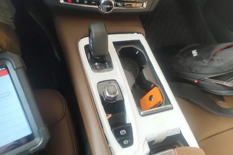 Used Volvo S90 New Energy 2025 Plug-in Hybrid Four-Wheel Drive Long-Range Zhiyi Luxury Edition Gear Lever