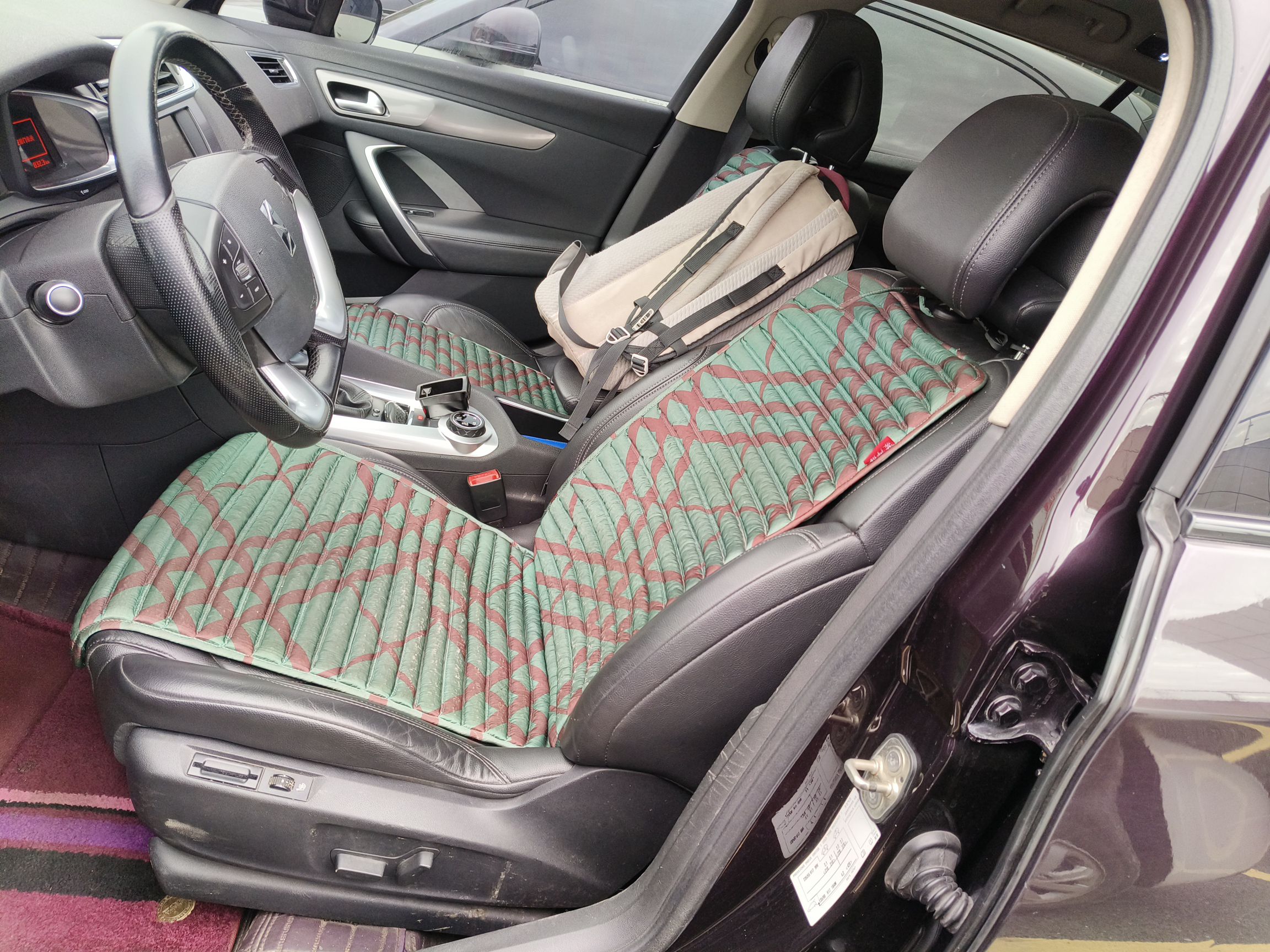 Переднее сиденье в автомобиле